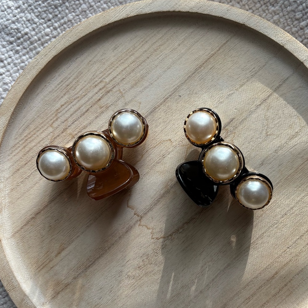 Elegant set of 2 pearl claw clips for hair